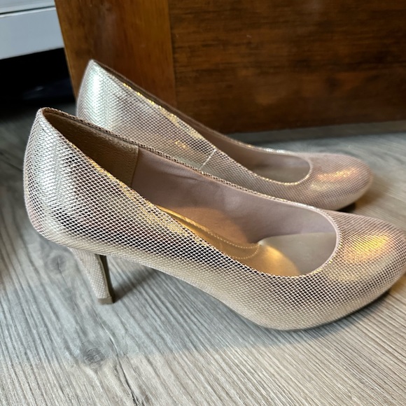 ComfortPlus by Predictions Gold Heels 8 - Picture 3 of 3